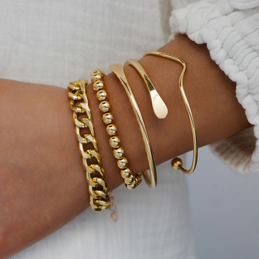 Damen Armband-Set mit eleganten Goldakzenten und vielseitigen Designs Shop Nory