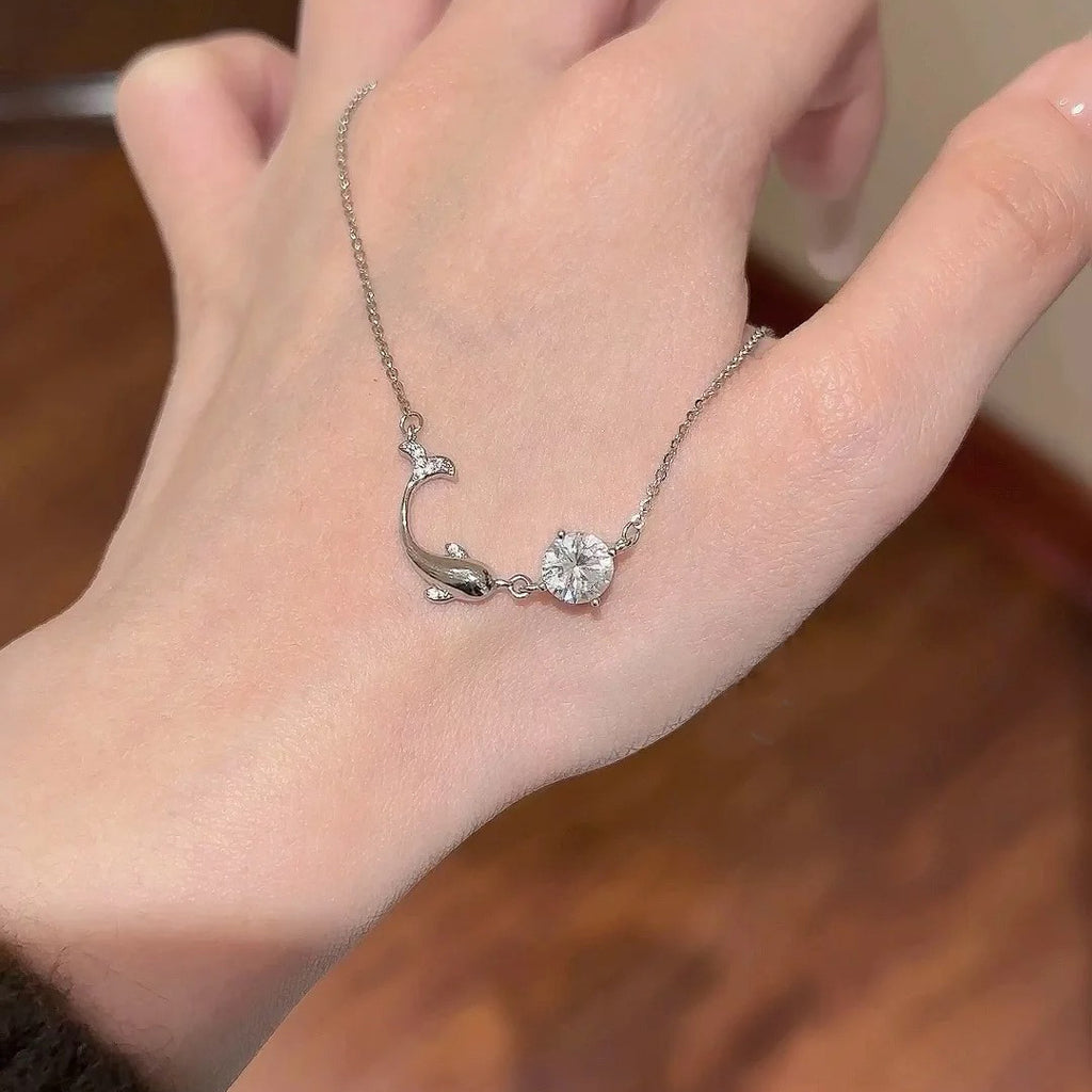 Damen Zarte Armbanduhr mit Wal- und Kristallanhänger Shop Nory