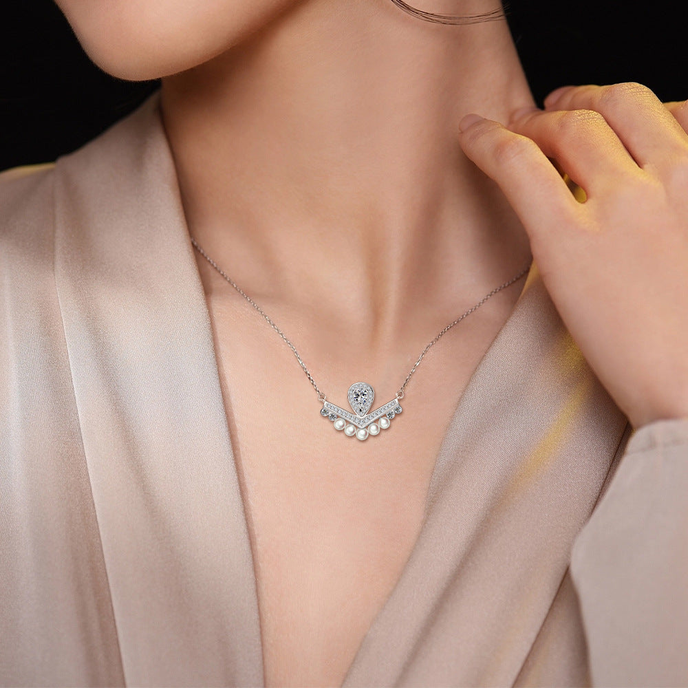 Damen Halskette mit tropfenförmigem Zirkonia und eleganten Perlen-Details Shop Nory
