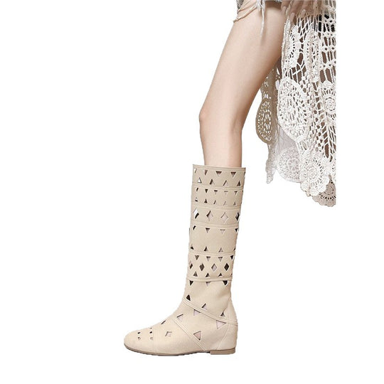 Damen kniehohe Stiefel mit geometrischen Cut-Outs und flacher Sohle Shop Nory