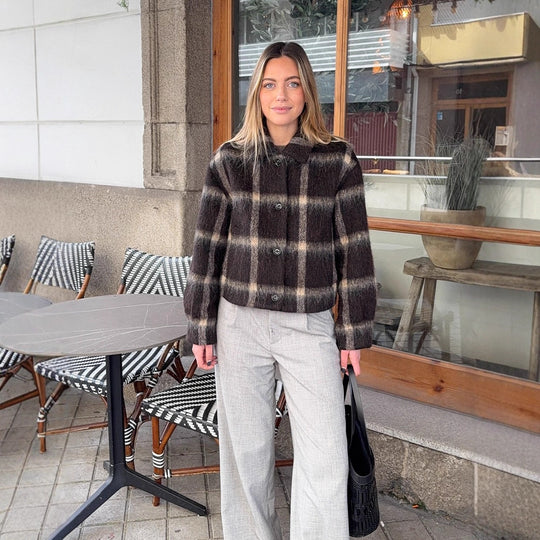 Damen Kurze karierte Bouclé‑Jacke mit kastiger Silhouette und Knopfleiste Shop Nory