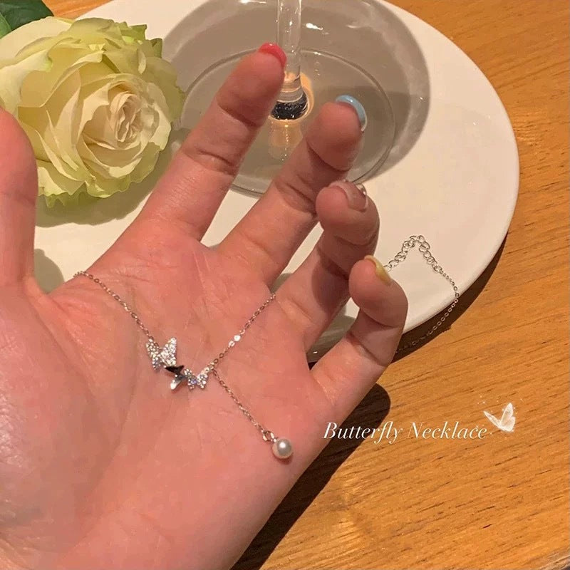 Damen Kette mit eleganten Schmetterlingsanhängern und zarten Perlendetails Shop Nory
