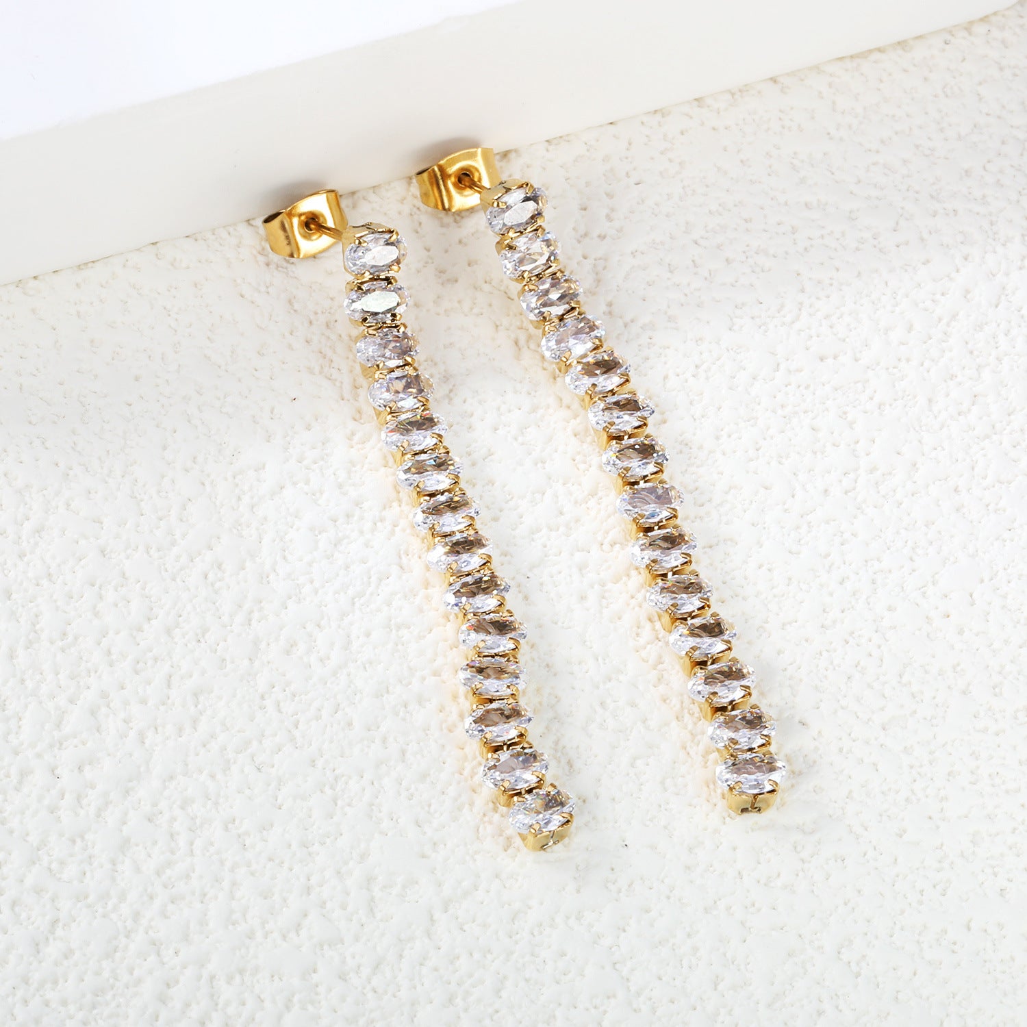 Damen hängende Ohrstecker mit funkelnden Zirkonia in eleganter Goldfassung Shop Nory