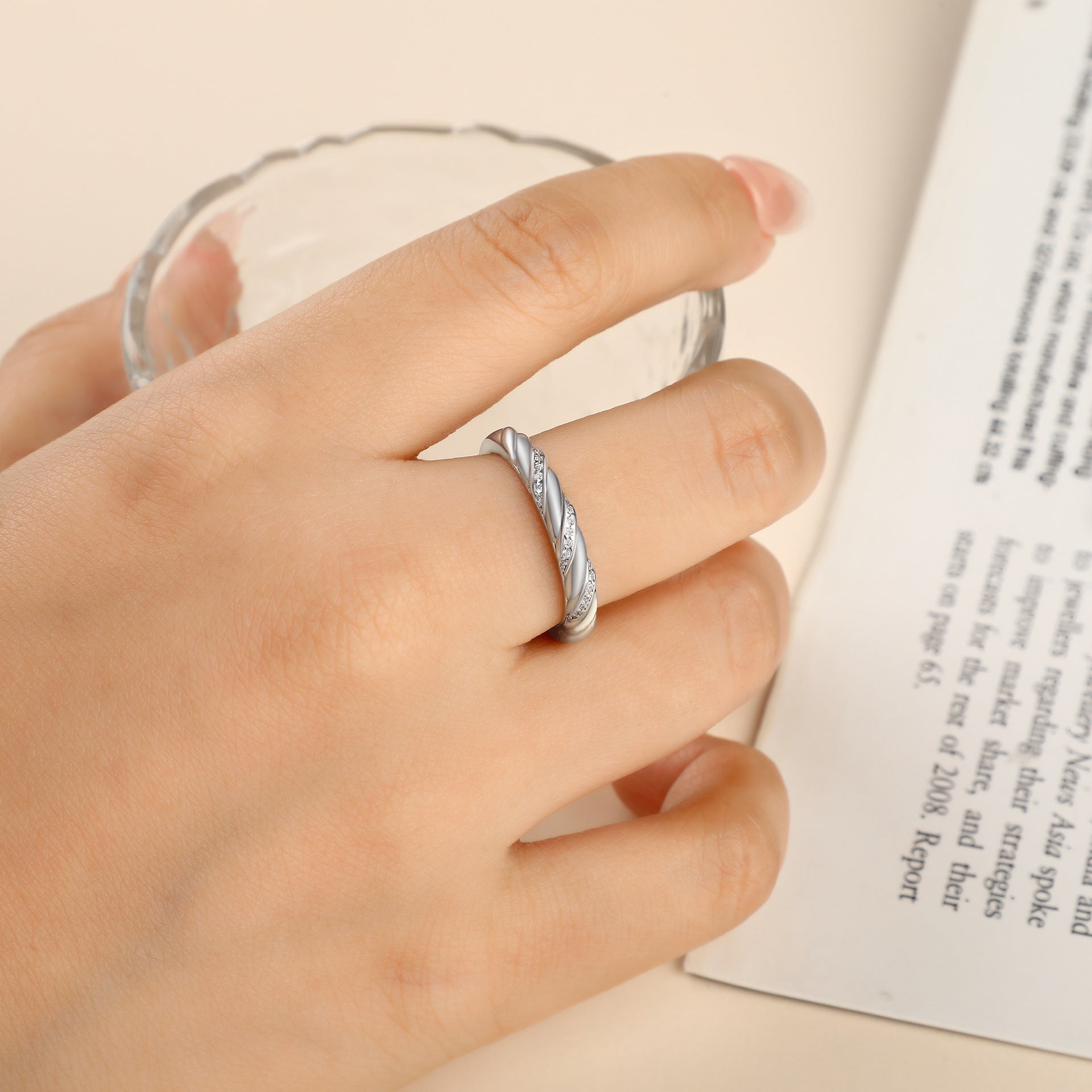 Damen Hochwertiger Zirkonia-Ring mit kunstvollem Drehdesign Shop Nory