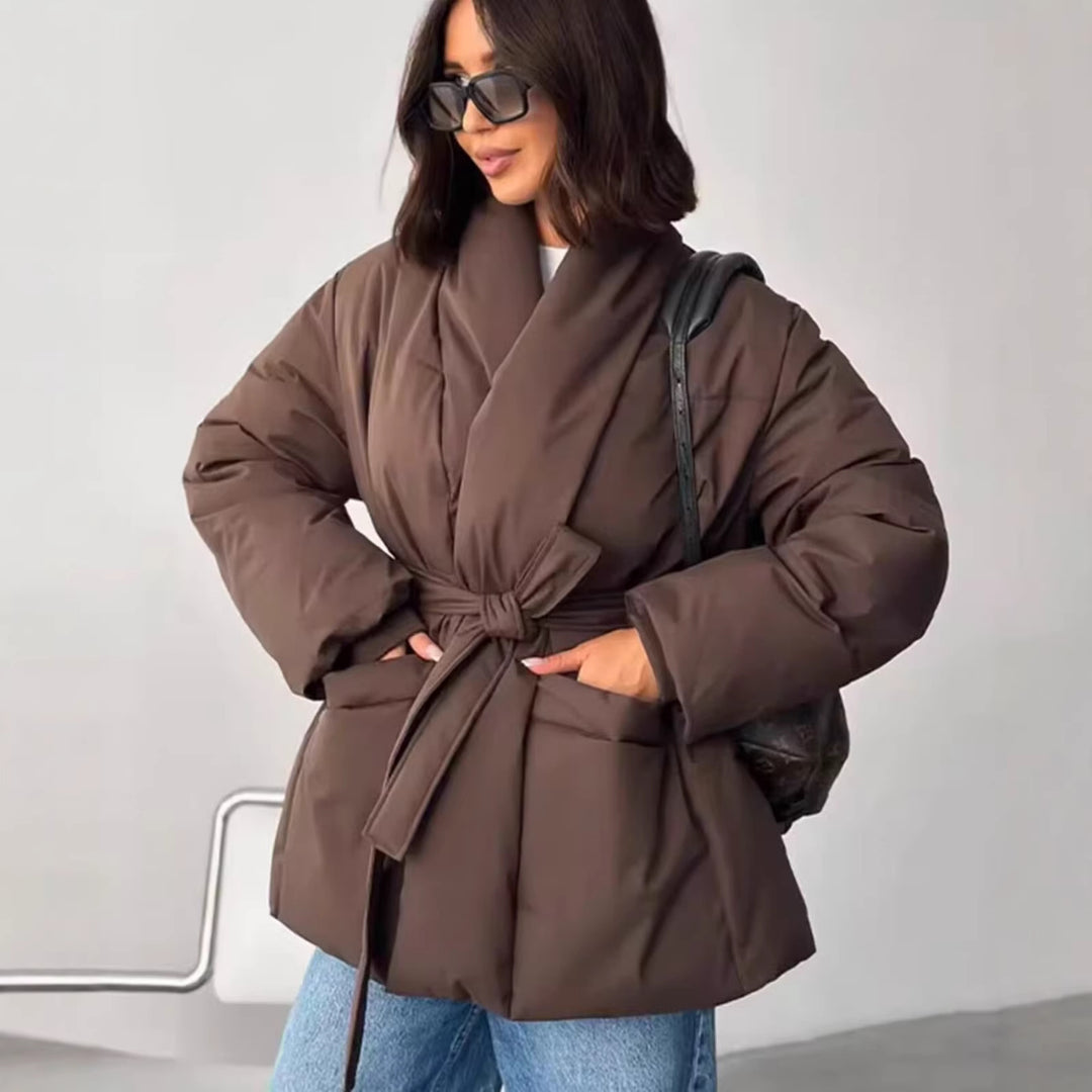 Damen Kurzsteppmantel mit Schalkragen, Taillengürtel und aufgesetzten Taschen Shop Nory