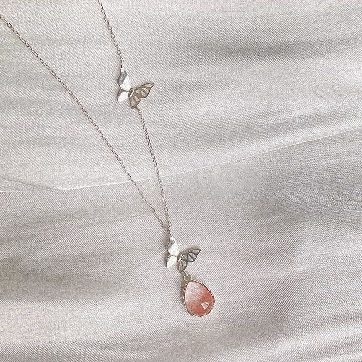 Damen Halskette mit kunstvollem Schmetterlingsdesign und Tropfenanhänger Shop Nory