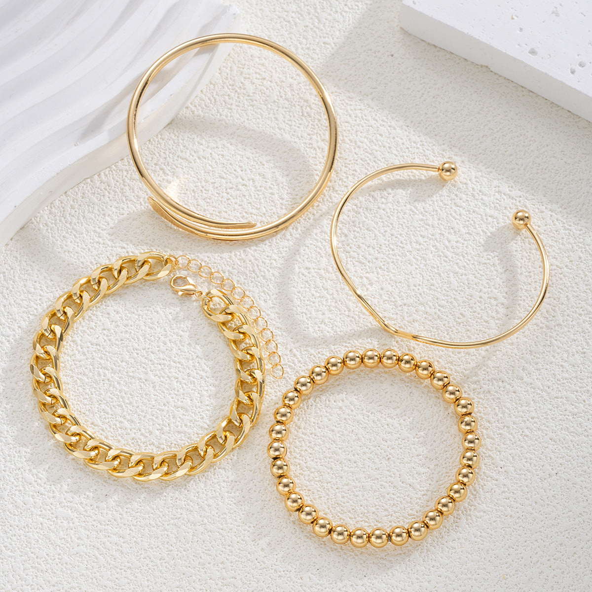 Damen Armband-Set mit eleganten Goldakzenten und vielseitigen Designs Shop Nory