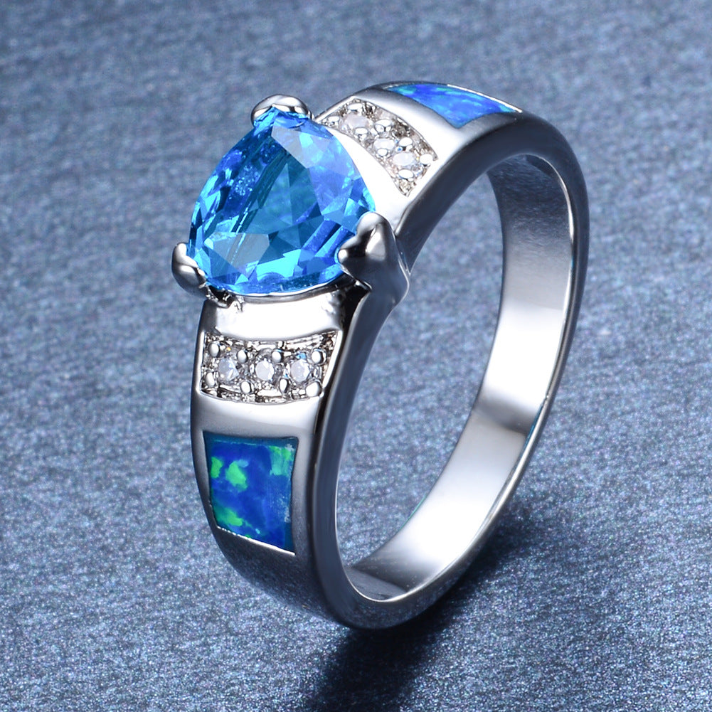 Damen Ring mit kunstvollem, dreieckigem Aquamarin und glitzernden Zirkonia-Elementen Shop Nory