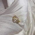 Damenring mit funkelndem Zirkonia-Element und modernen Gliederdetails Shop Nory