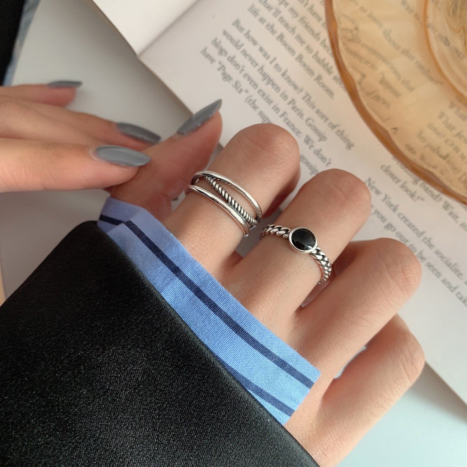 Damenring mit elegantem geflochtenem Design und funkelndem Stein Shop Nory