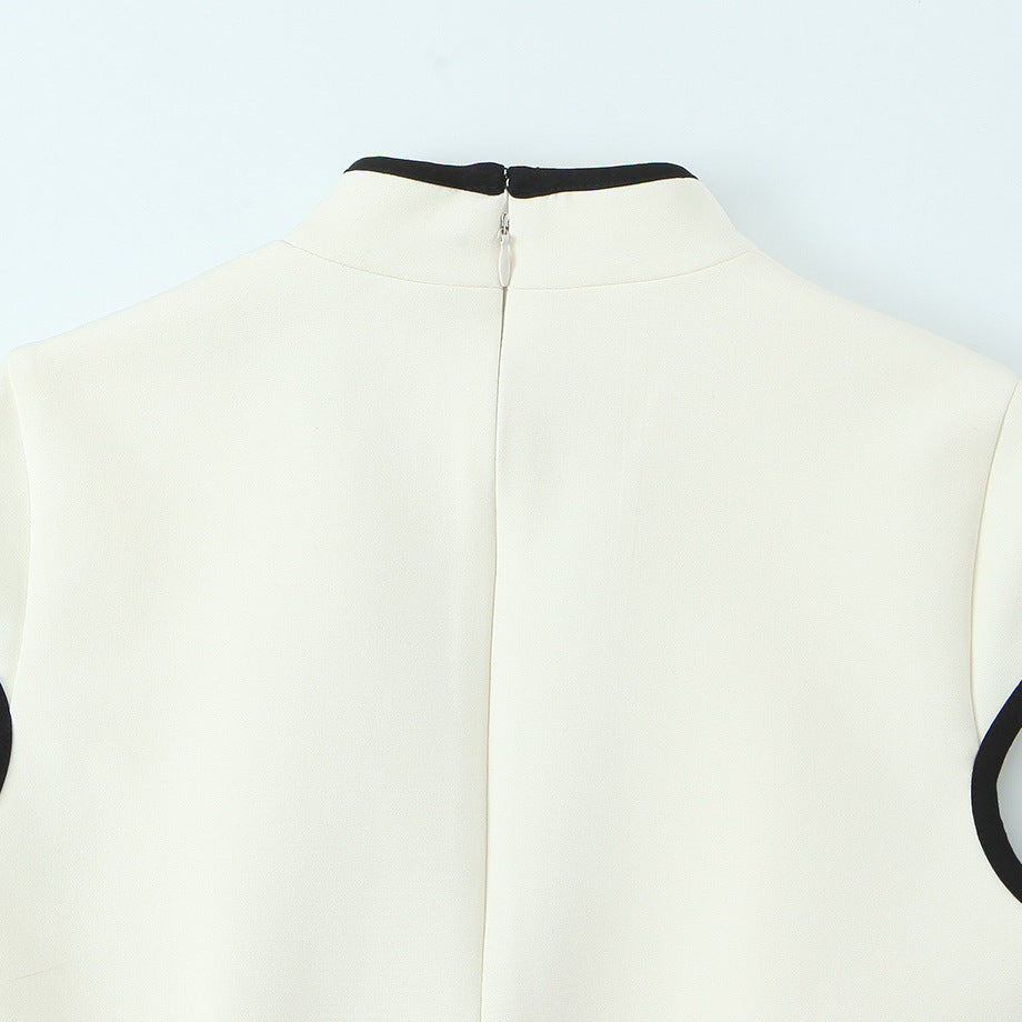 Damenkleid mit innovativem Schlüsselstell-Ausschnitt und figurbetontem Schnitt