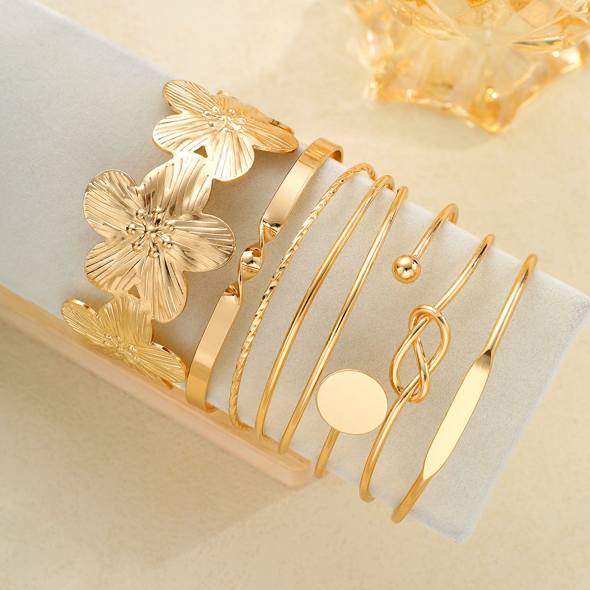 Damen Armreifen-Set mit floralen und minimalistischen Designs Shop Nory
