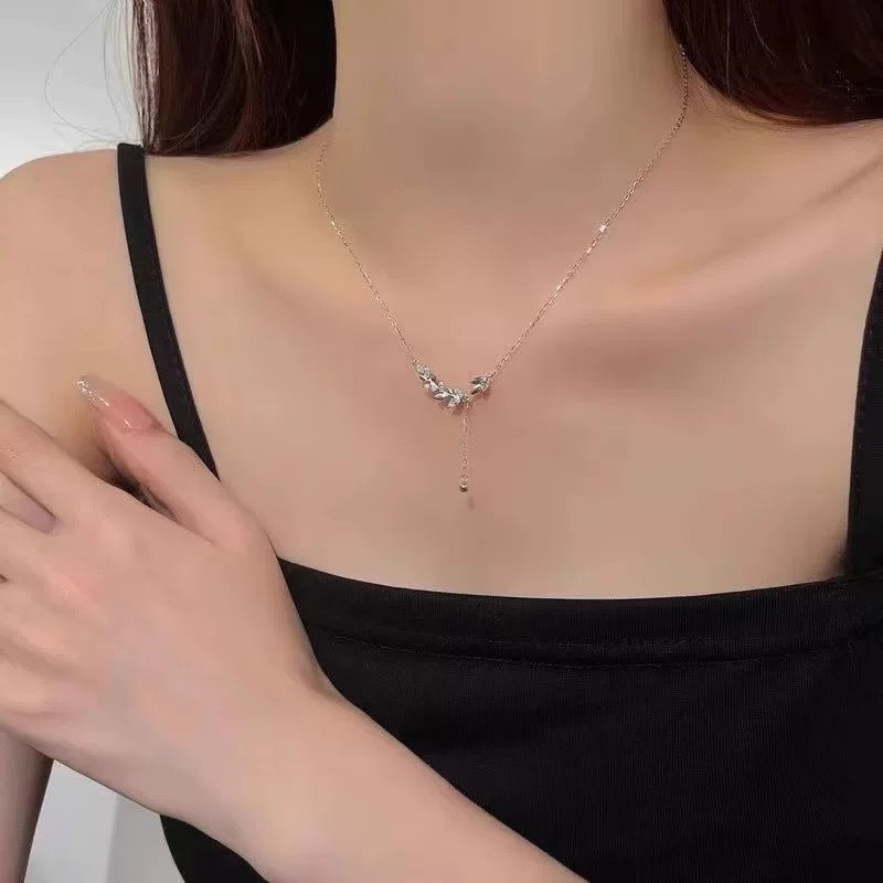 Damen Y-Halskette mit filigranem Blattdesign und funkelnden Zirkonia Shop Nory
