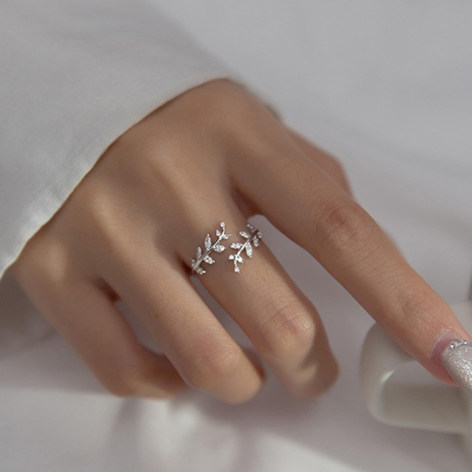 Damen Ring mit filigranem Blattdesign und funkelnden Zirkonia-Elementen Shop Nory