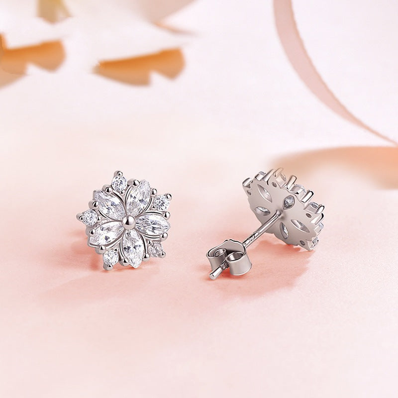 Damen Ohrringe im floralen Design mit funkelnden Zirkonia Shop Nory