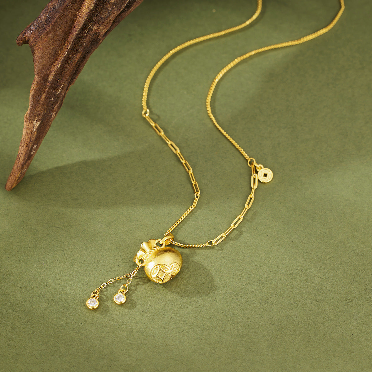 Damen Halskette mit einzigartigem Anhänger aus hochwertigem Gold und funkelnden Details Shop Nory