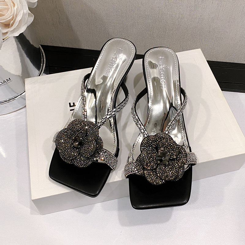 Damen Elegante Strass‑Sandale mit quadratischer Spitze, niedriger Blockabsatz und Blumenapplikation Shop Nory