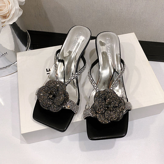 Damen Elegante Strass‑Sandale mit quadratischer Spitze, niedriger Blockabsatz und Blumenapplikation Shop Nory