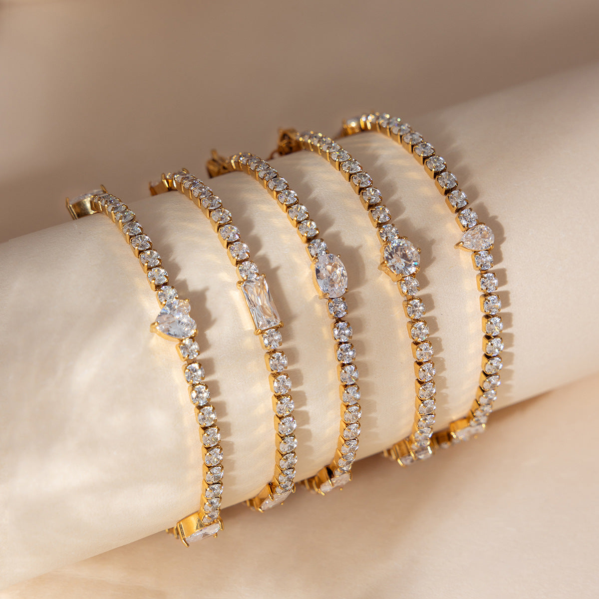 Damen Armband mit funkelnden Zirkonia-Steinen aus hypoallergenem Edelstahl Shop Nory