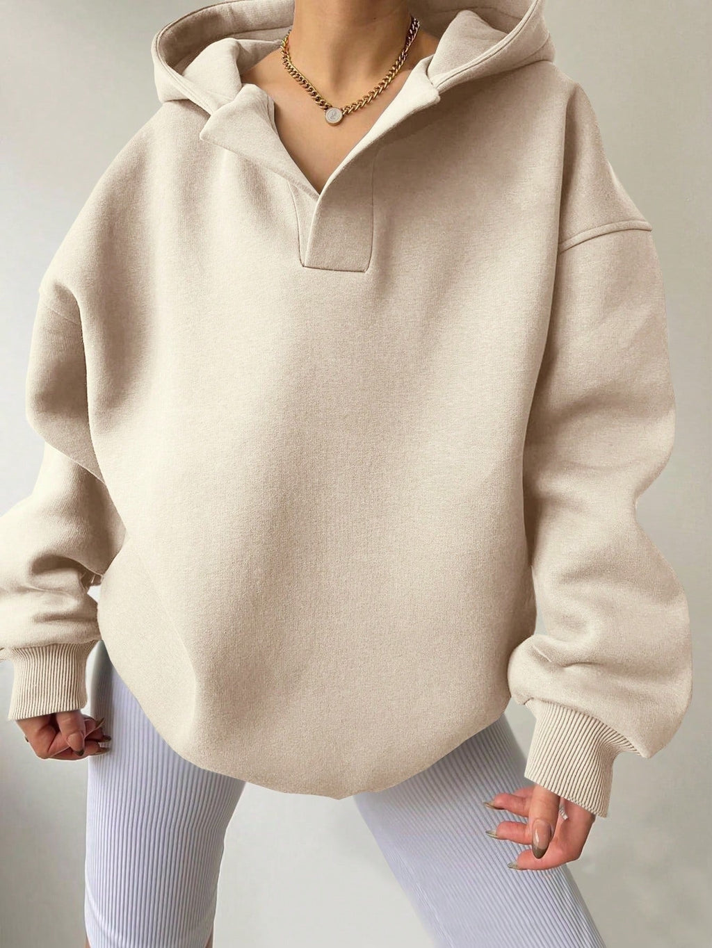 Damen Oversized Hoodie mit kurzem Kragen und praktischen Seitentaschen