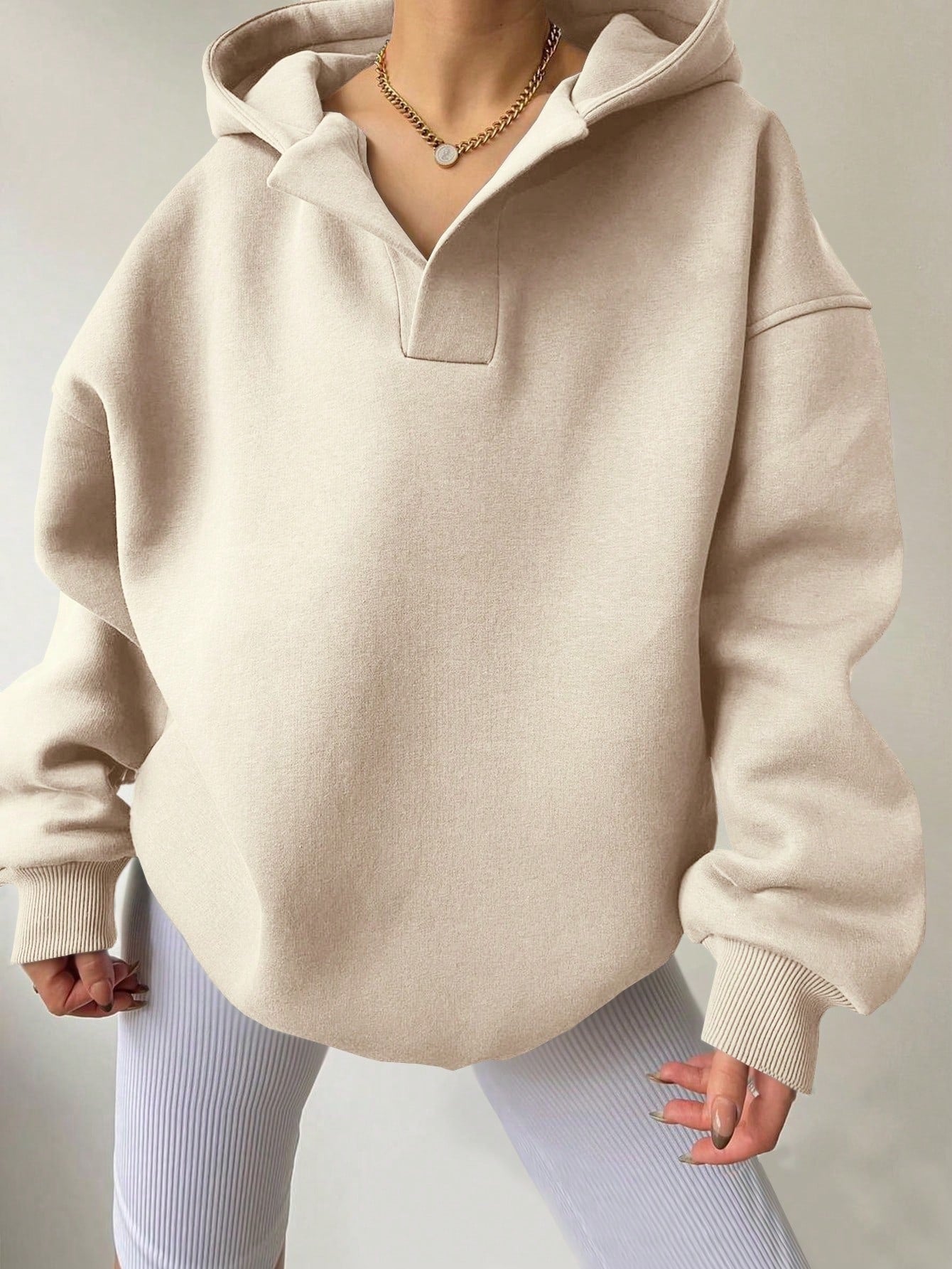 Damen Oversized Hoodie mit kurzem Kragen und praktischen Seitentaschen