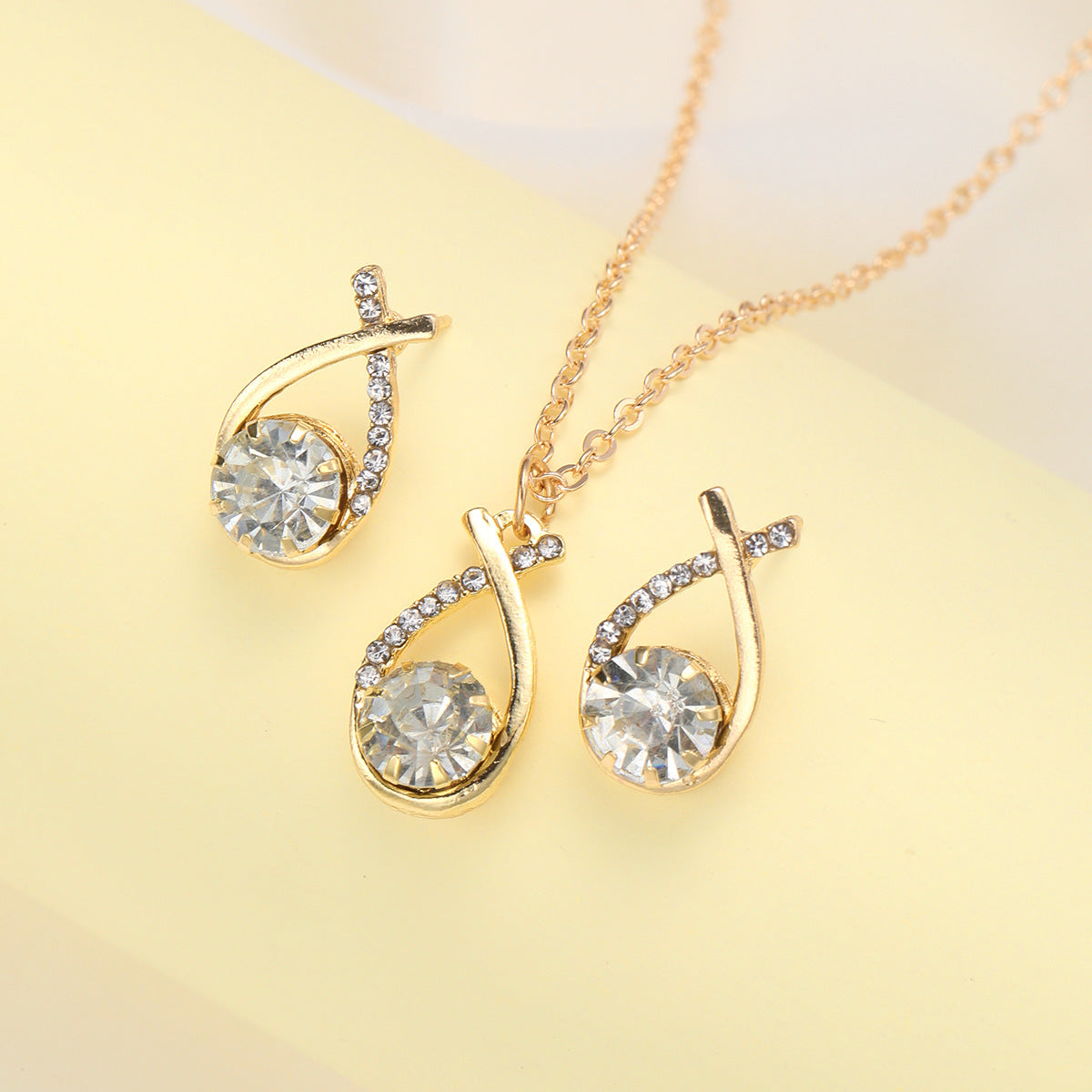 Damen Schmuckset mit funkelndem Anhänger und eleganten Ohrsteckern Shop Nory