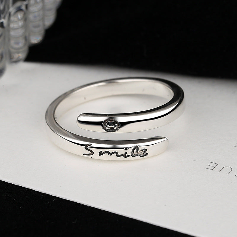 Damen Ring mit modernem Schriftzug und filigraner Struktur Shop Nory