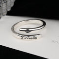 Damen Ring mit modernem Schriftzug und filigraner Struktur Shop Nory