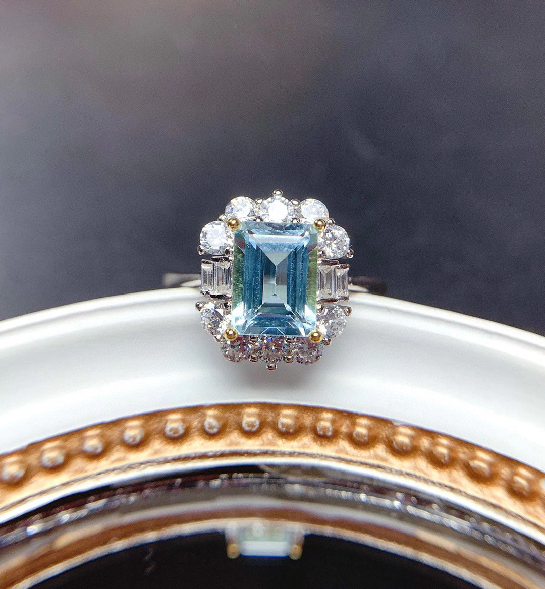 Damenring mit luxuriösem rechteckigen Edelstein und funkelnden Zirkonia Steinen Shop Nory