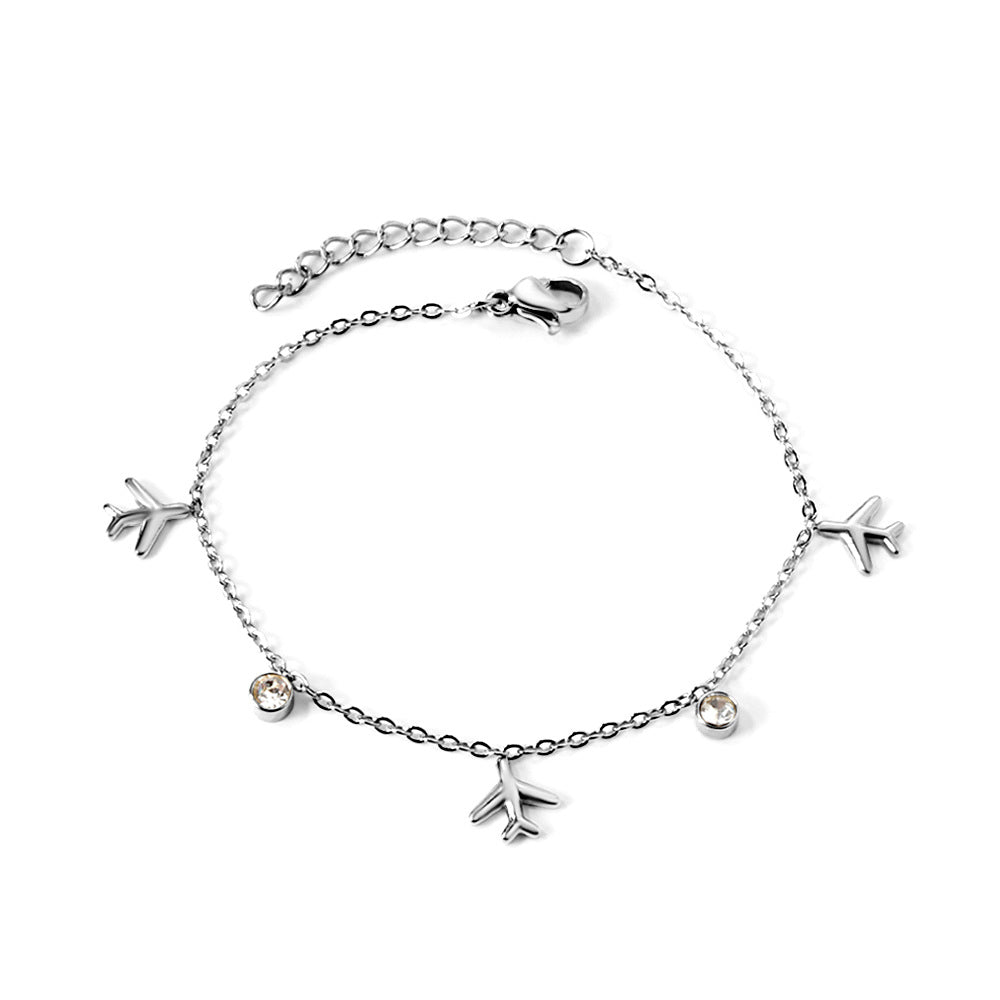 Damen Armband mit einzigartigem Flugzeuganhänger und funkelnden Kristallelementen Shop Nory