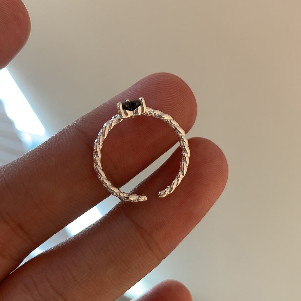 Damen zarter Ring mit herzförmigem Onyx und kunstvollem Banddesign Shop Nory