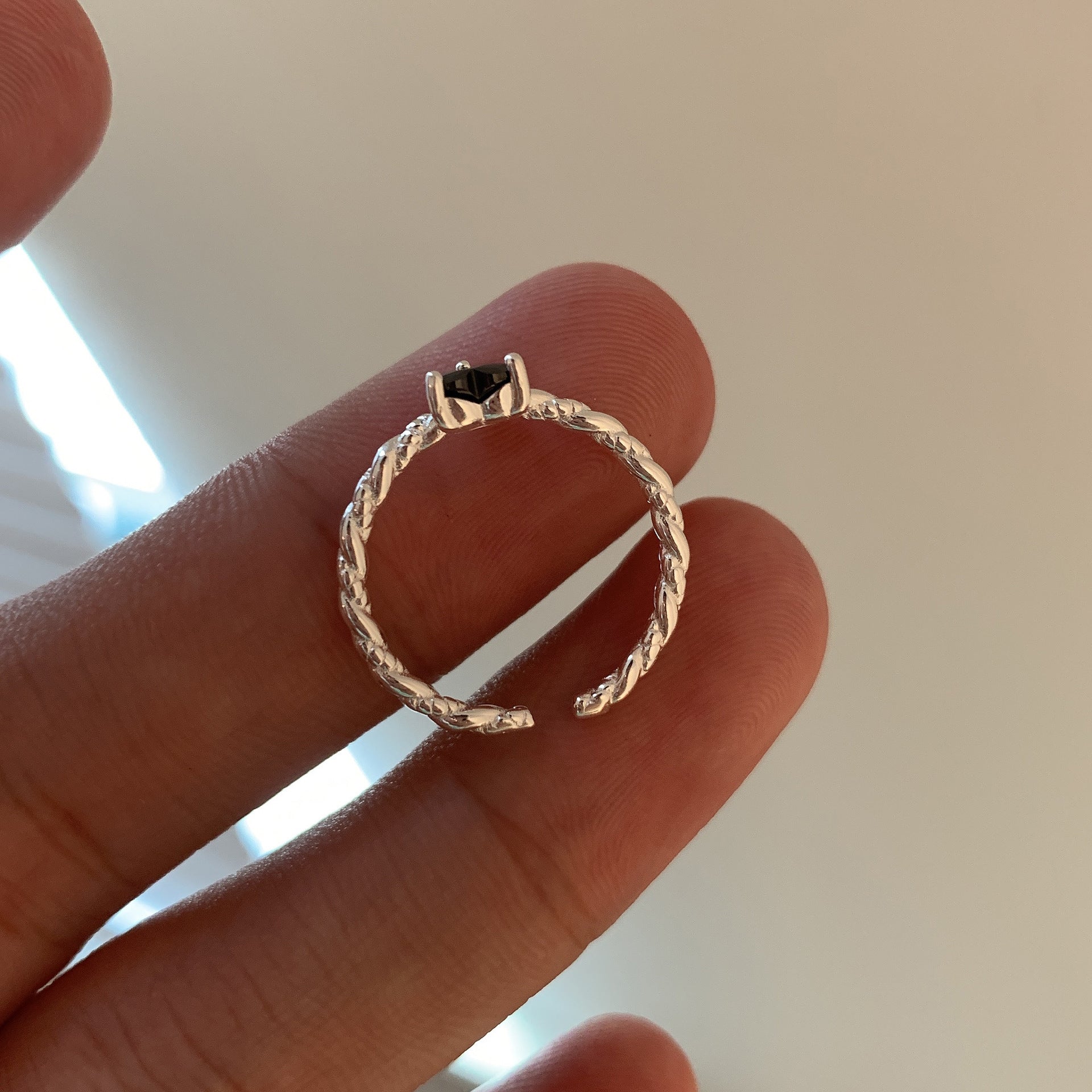 Damen zarter Ring mit herzförmigem Onyx und kunstvollem Banddesign Shop Nory