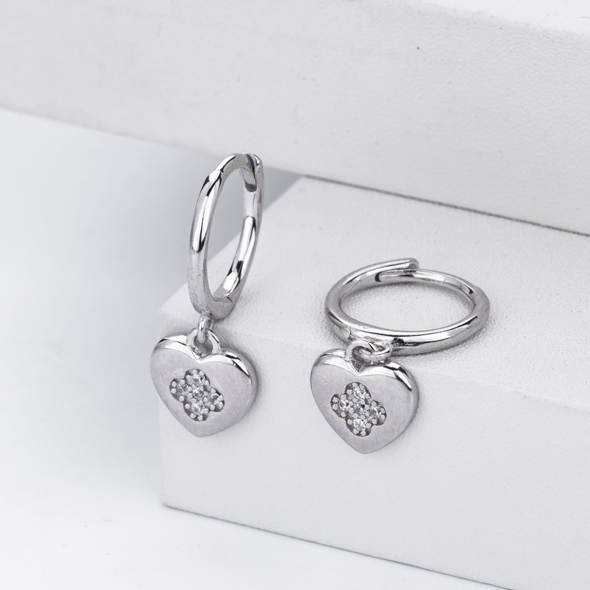 Damen Ohrhänger mit Herzanhänger und funkelnden Zirkonia Shop Nory