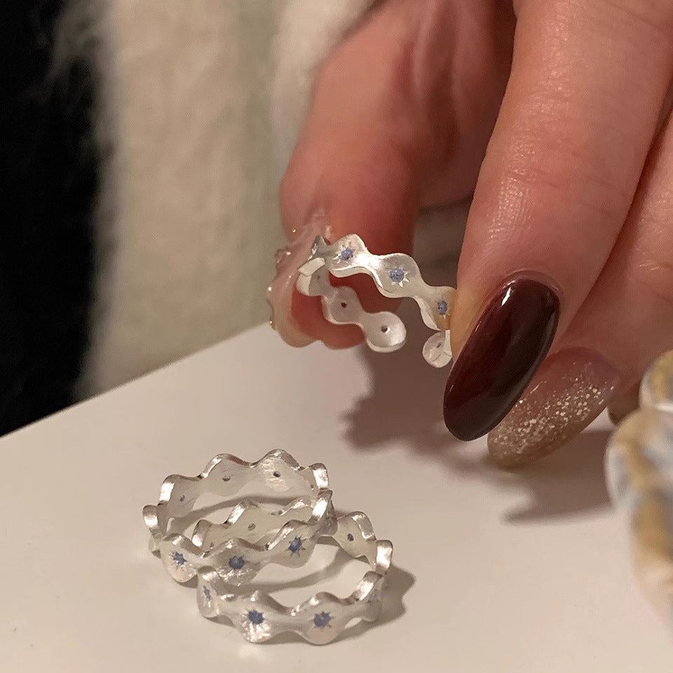Damenring mit geschwungenem Design und funkelnden Details Shop Nory