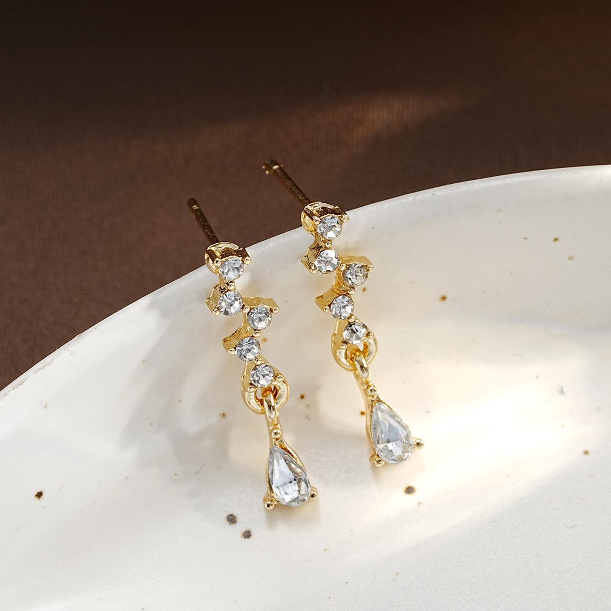 Damenohrringe mit funkelnden Kristallen und erstklassigem Goldakzent Shop Nory