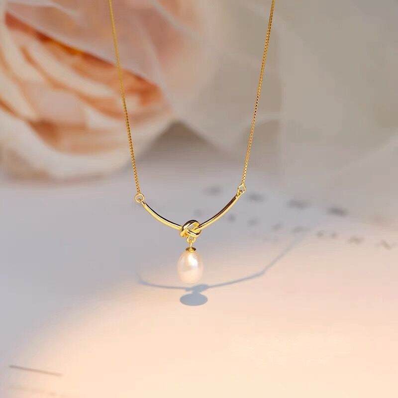 Damen Halskette mit elegantem Perlenanhänger und modernem Bogen-Design Shop Nory