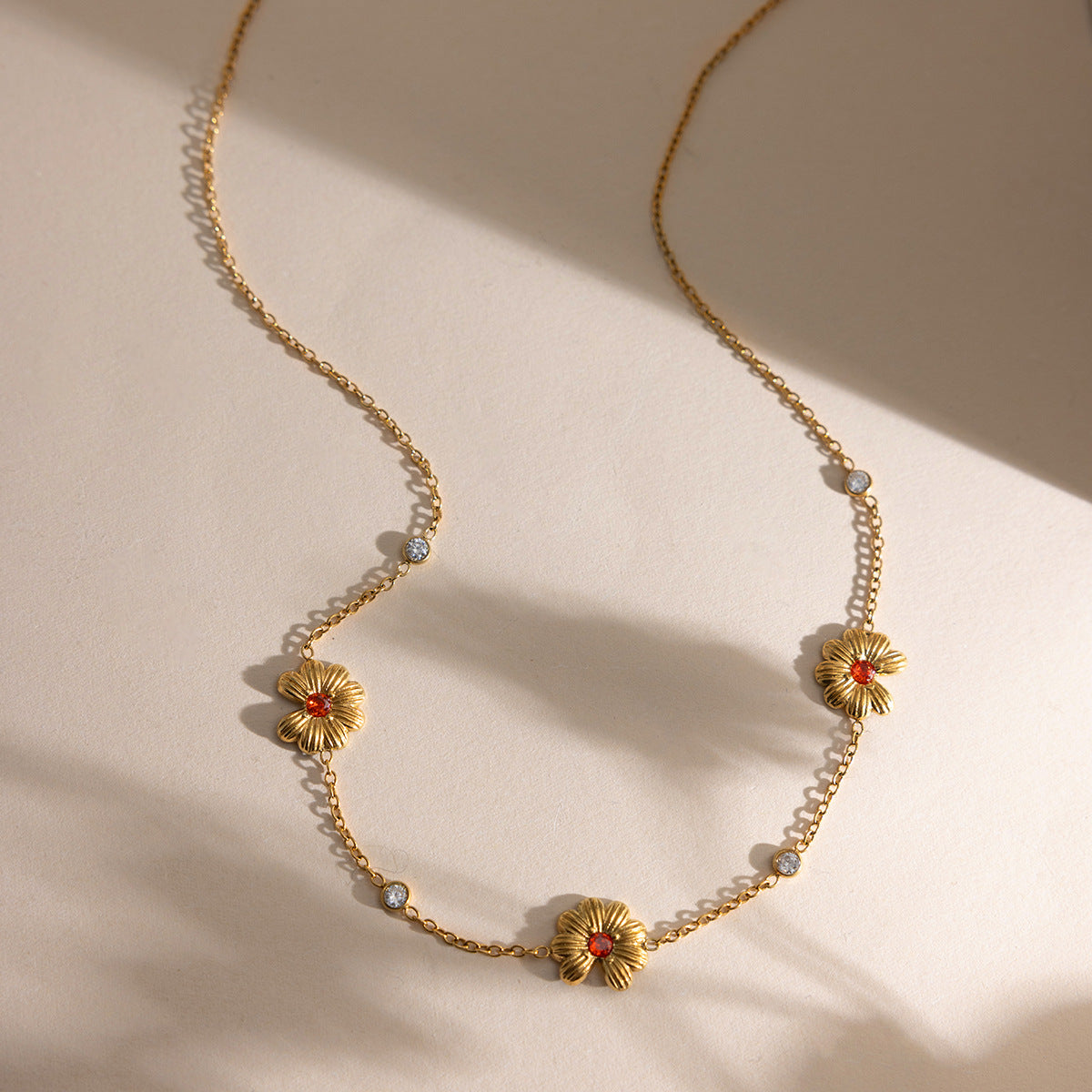Damen Armband mit floralem Design und hypoallergenen Eigenschaften Shop Nory