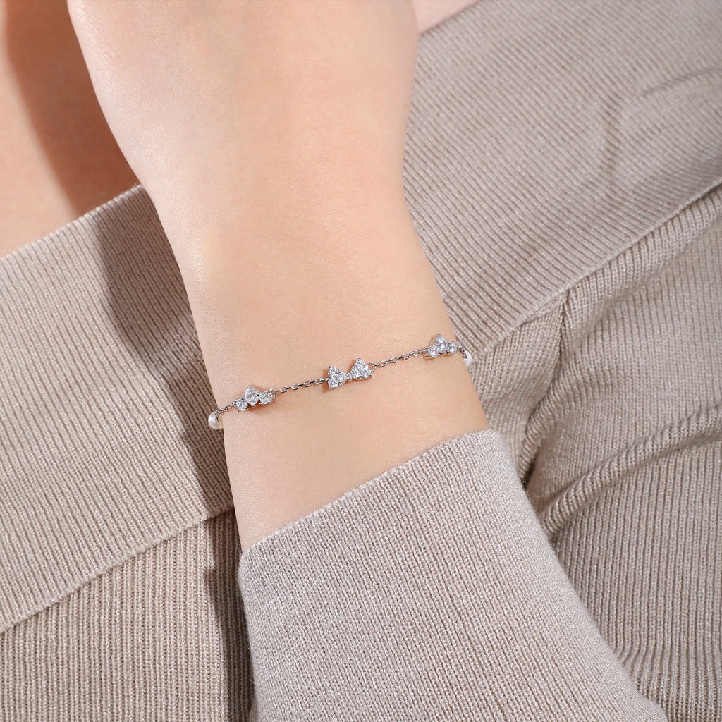 Damenarmband mit funkelndem Zirkonia-Besatz und eleganten Perlen-Details Shop Nory