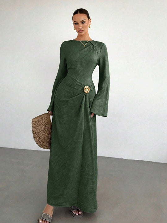 Damen Maxikleid mit Drapierter Taille, langen Glockenärmeln und Zierbrosche Shop Nory