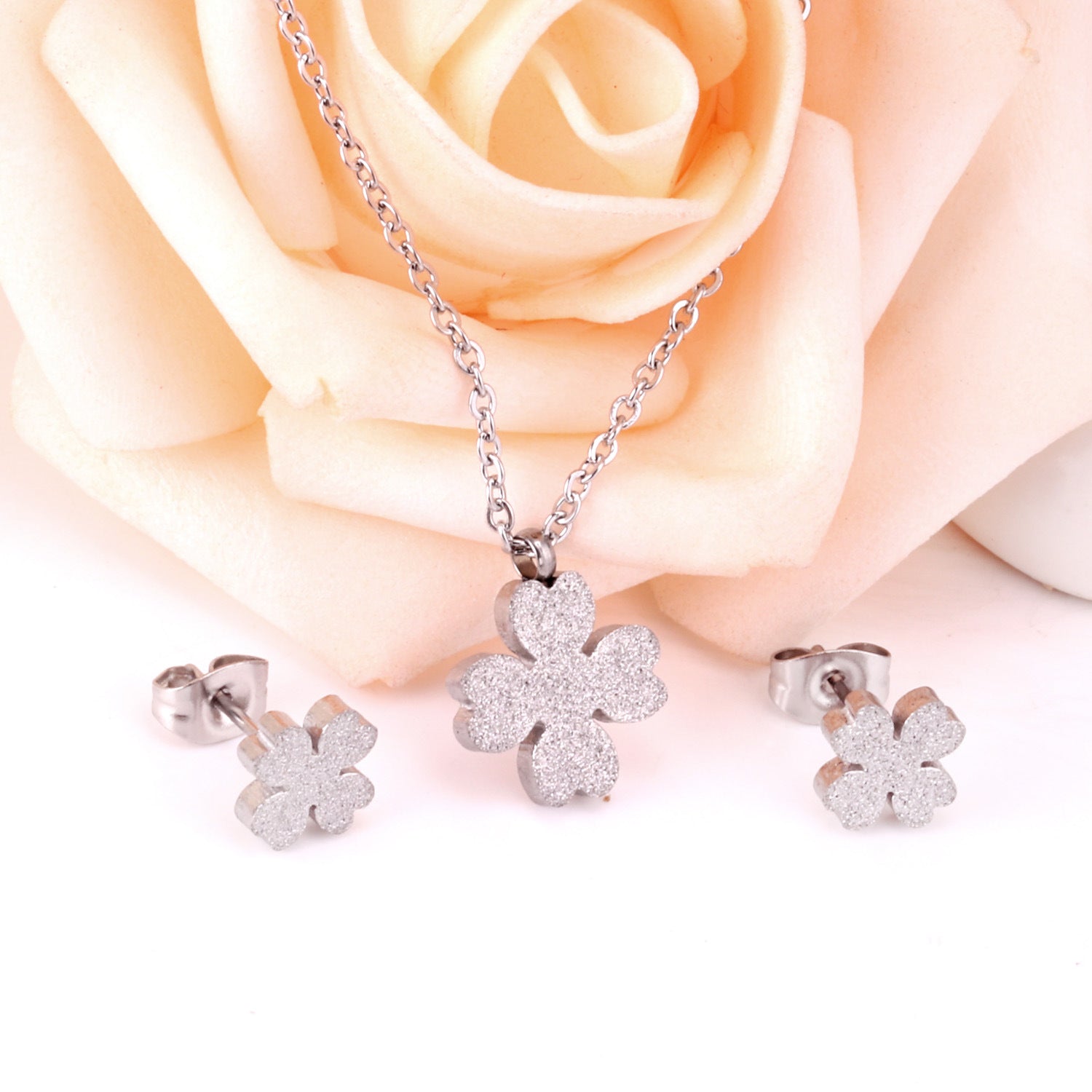 Damen Schmuckset mit funkelnden Blumenanhängern Shop Nory