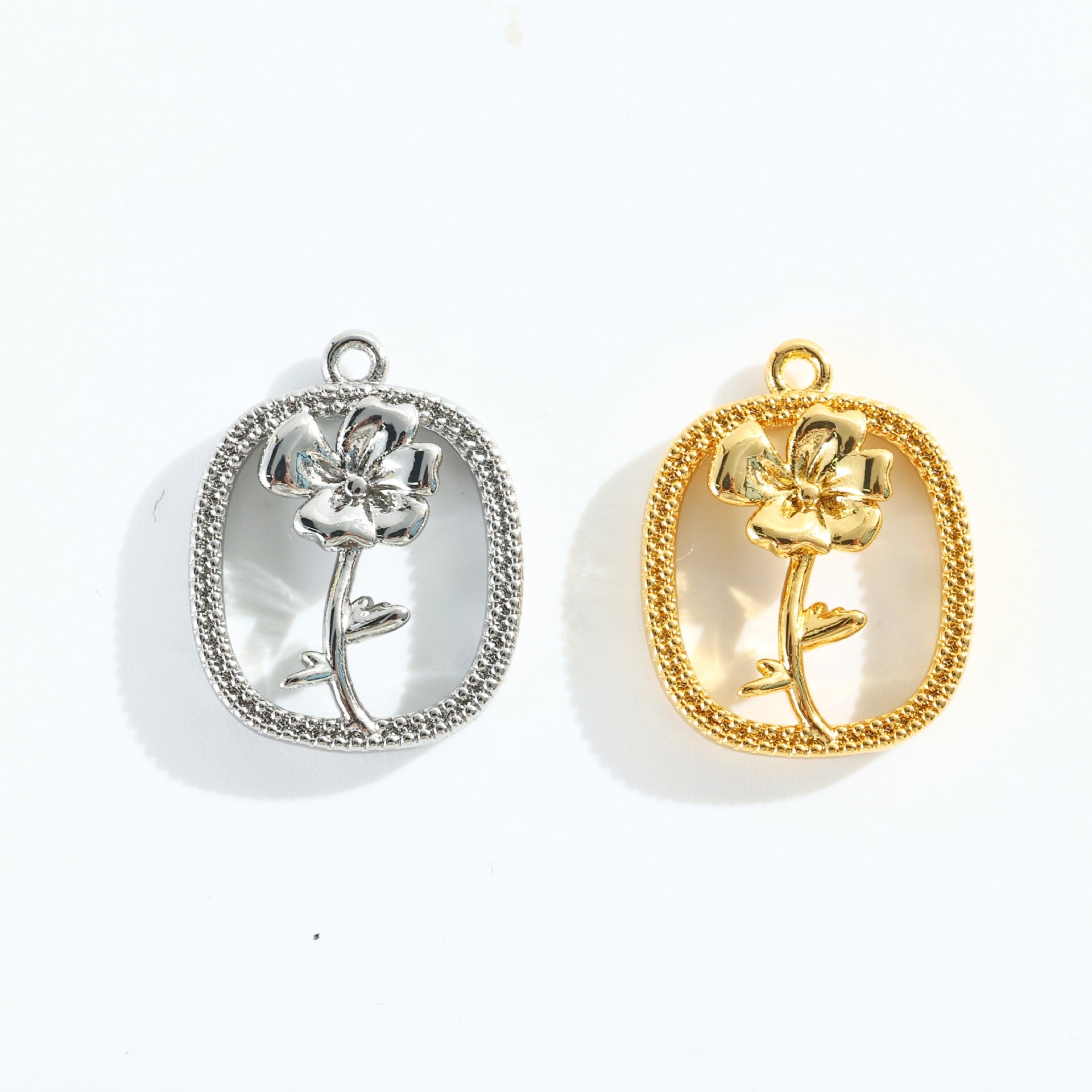 Schmuckanhänger mit floralem Design Shop Nory