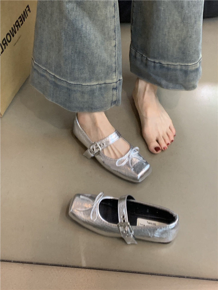 Damen Ballerinas aus weichem Wildleder mit verstellbarem Riemen und dekorativer Schleife