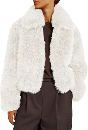 Damen Kurze Boxy‑Faux‑Fur‑Fliegerjacke mit dichtem Hochflor und breitem Umlegekragen Shop Nory