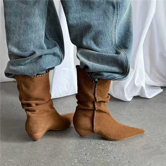 Damen Mid‑Calf Slouch‑Stiefel aus Velours mit spitzer Zehenpartie, geflochtenem Zierband und skulpturiertem Absatz Shop Nory