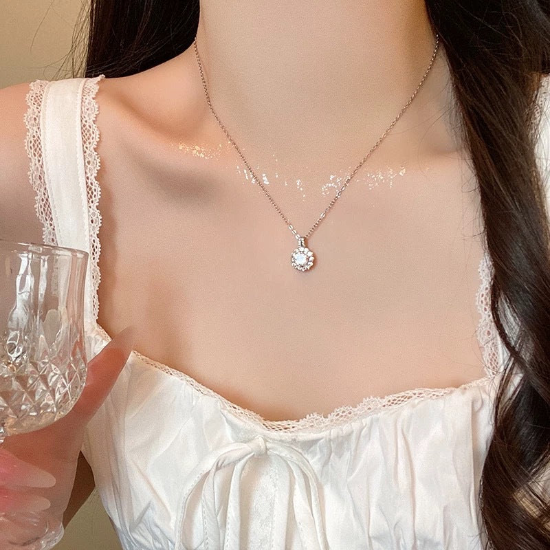 Damen Halskette mit funkelndem Kristall-Anhänger und zarter Gliederkette Shop Nory