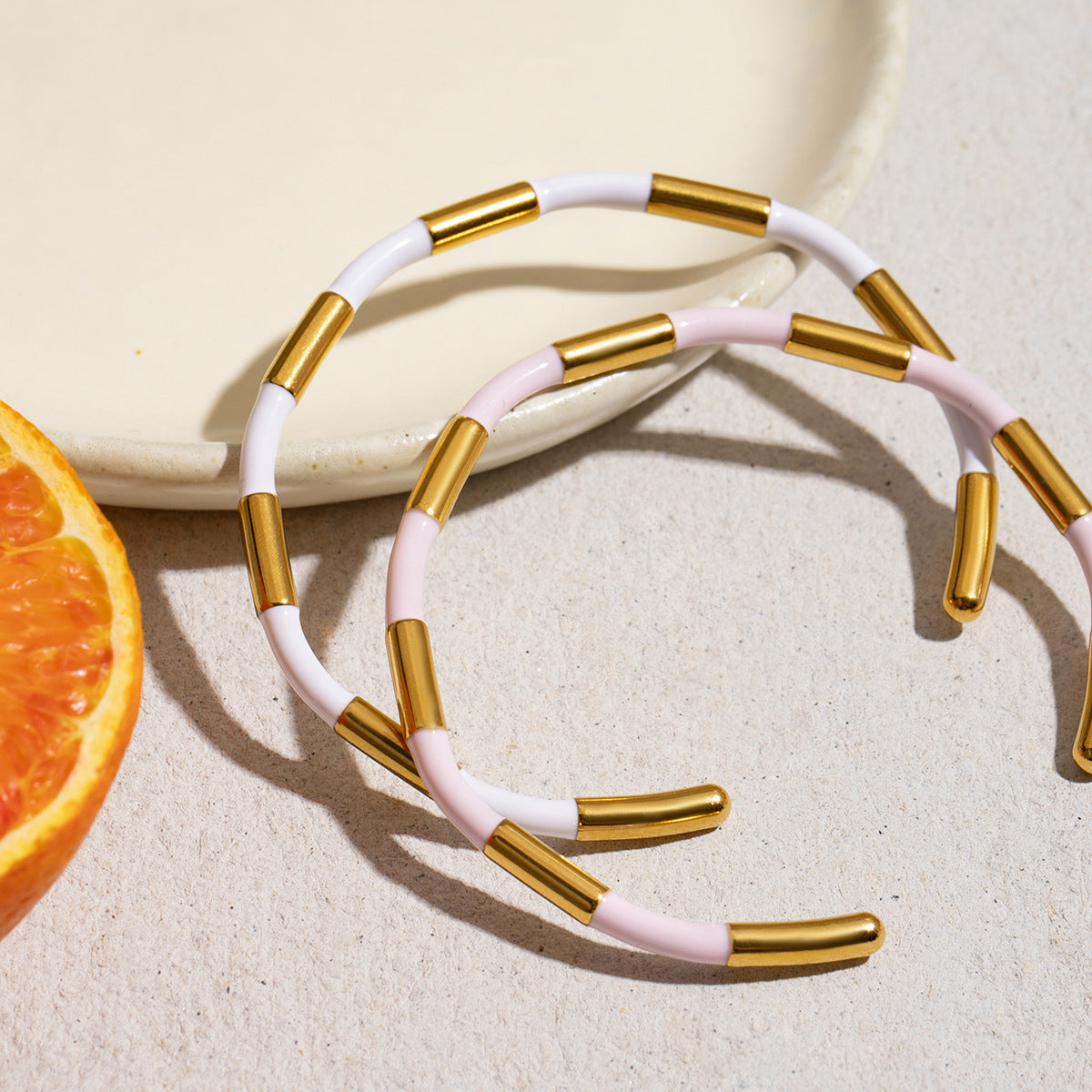 Damen Offenes Armband mit elegantem goldenen und weißen Design Shop Nory
