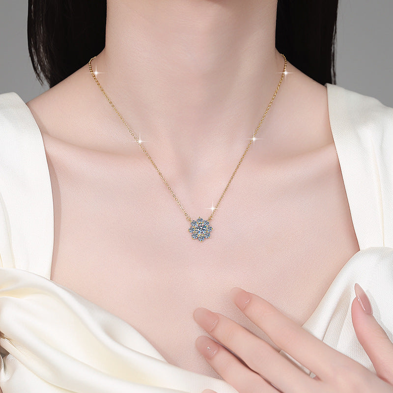 Damen Kette mit funkelndem Blumenanhänger und hochwertigem Kristallbesatz Shop Nory