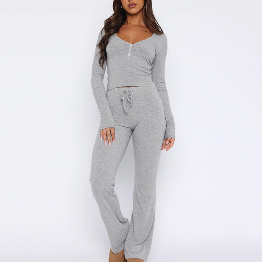 Damen geripptes Lounge-Set mit Henley-Knopfleiste, kurzem V-Shirt und hochgeschnittener Schlaghose Shop Nory