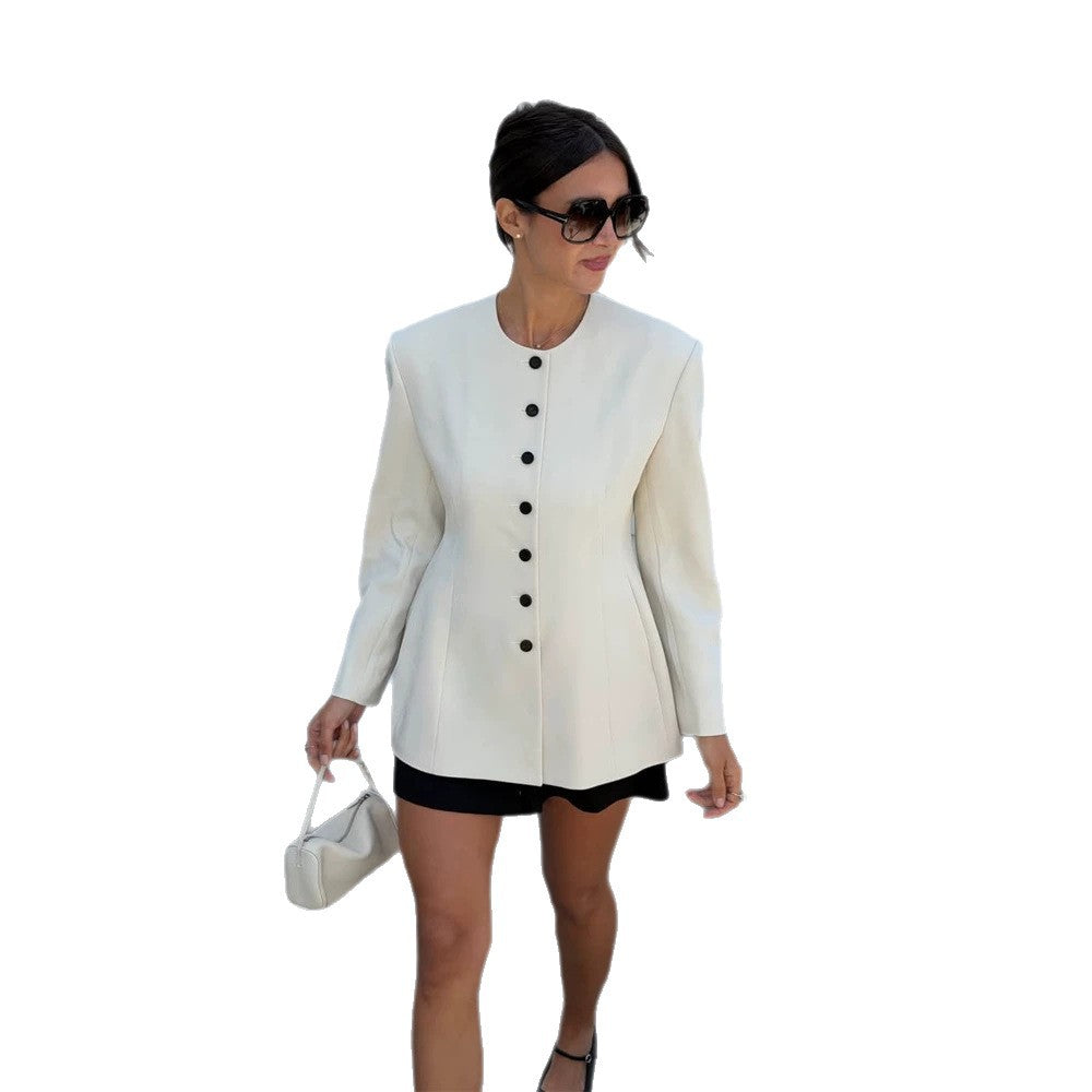 Damen Taillierter Blazer mit skulpturaler Schulter, Rundhalsausschnitt und Kontrastknopfleiste Shop Nory