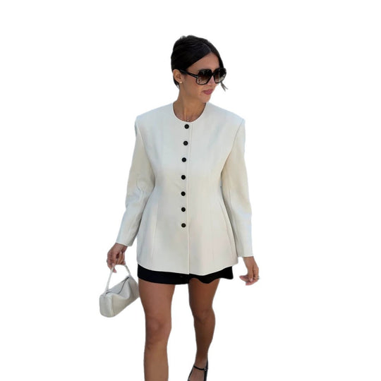 Damen Taillierter Blazer mit skulpturaler Schulter, Rundhalsausschnitt und Kontrastknopfleiste Shop Nory